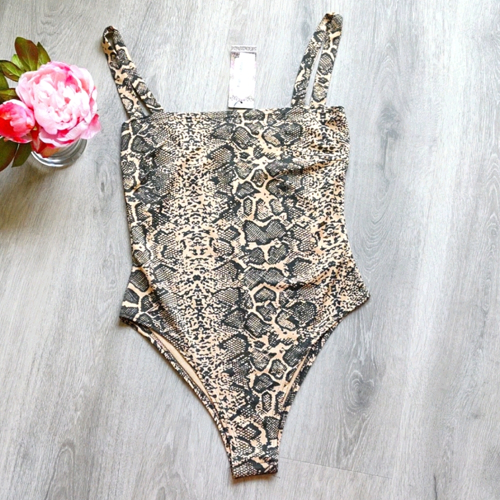 🎉4/$20 NWT Boohoo Petite Snake Print Skinny Strap Bodysuit.